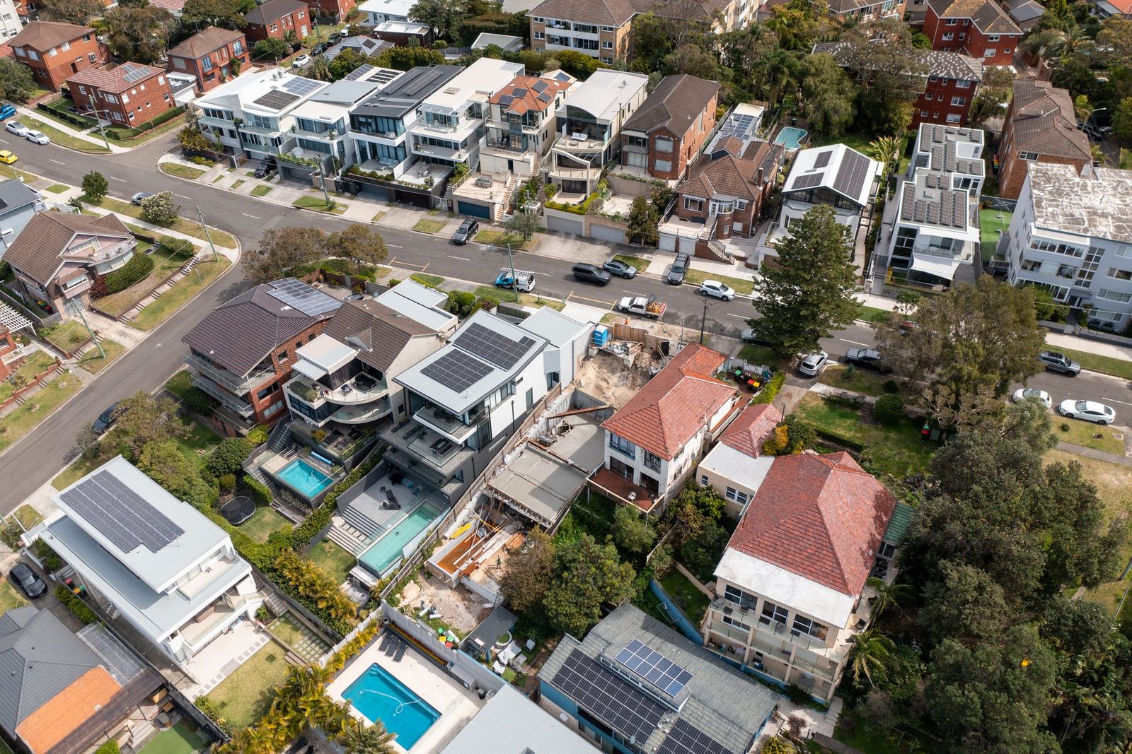 Wide view over the Coogee streets, the site among houses, pools and apartment blocks